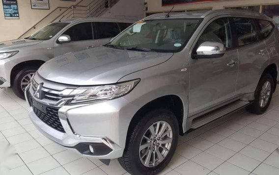 PISO down 2018 Mitsubishi Montero with headrest