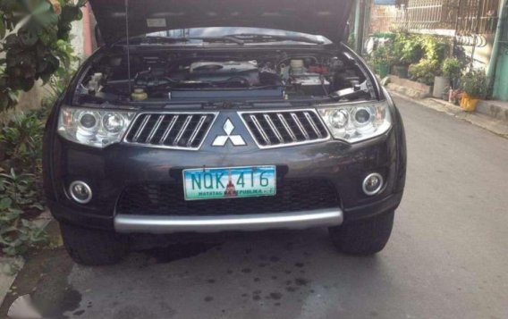 SELLING Mitsubishi Montero gls v 2011aquared model