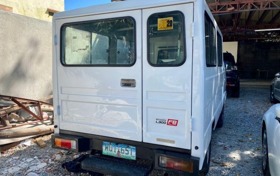 Selling White Mitsubishi L300 2013 in Manila