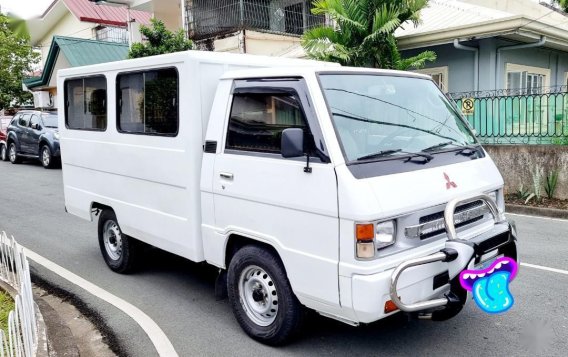 Selling White Mitsubishi L300 2012 in Las Piñas