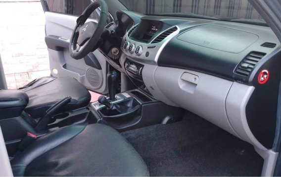 Selling White Mitsubishi Strada 2011 in Manila