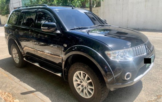 White Mitsubishi Montero sport 2013 for sale in Manual