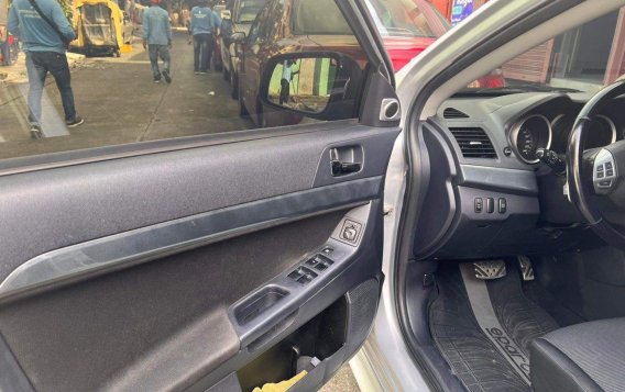 Selling White Mitsubishi Lancer 2010 in Manila